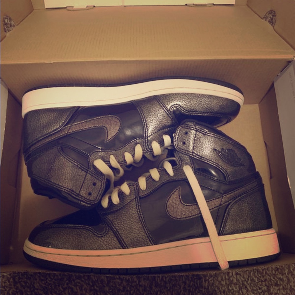 Black and silver air Jordan’s size 7